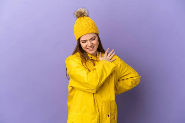 Chica Adolescente Con Abrigo Impermeable Sobre Fondo Púrpura Aislado Que —  Fotos de Stock