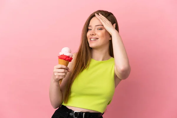 Tiener Meisje Met Een Cornet Ijs Geïsoleerde Roze Achtergrond Glimlachen — Stockfoto
