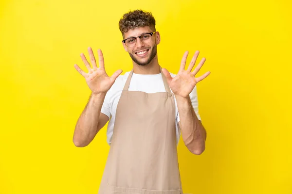 Restauracja Kelner Blondynka Człowiek Odizolowany Żółtym Tle Licząc Dziesięć Palcami — Zdjęcie stockowe