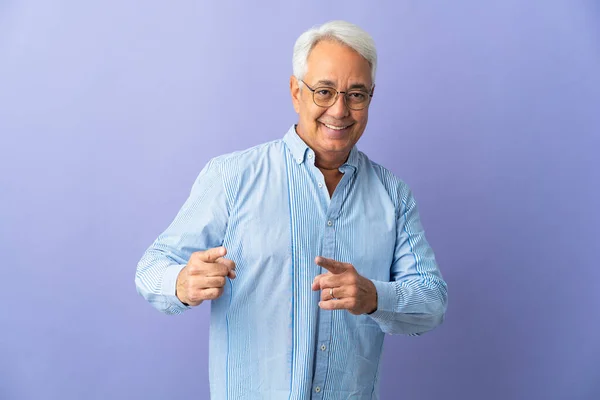 Homem Brasileiro Meia Idade Isolado Fundo Roxo Apontando Para Frente — Fotografia de Stock