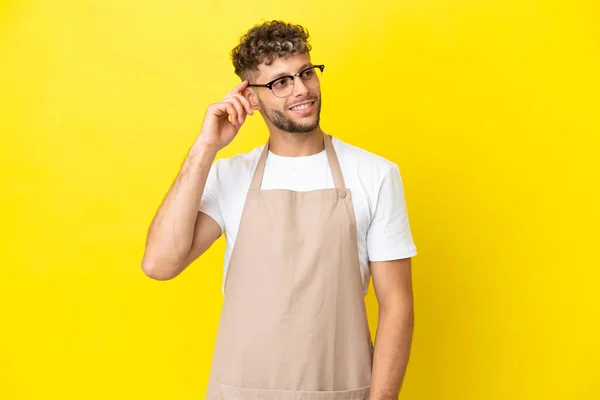 Restaurante Garçom Loiro Homem Isolado Fundo Amarelo Pensando Uma Ideia — Fotografia de Stock