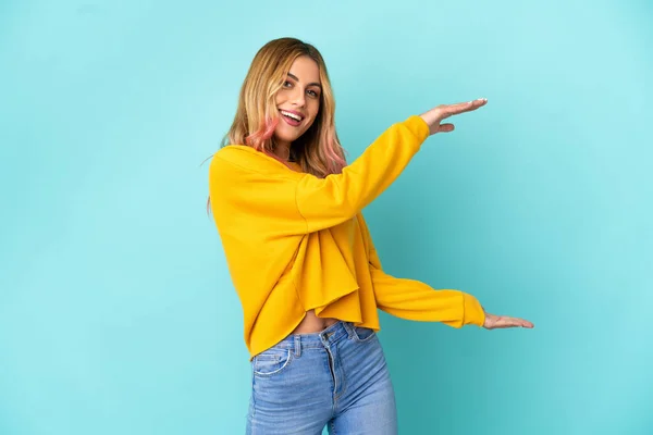 Young Woman Isolated Blue Background Holding Copyspace Insert — Stock Photo, Image