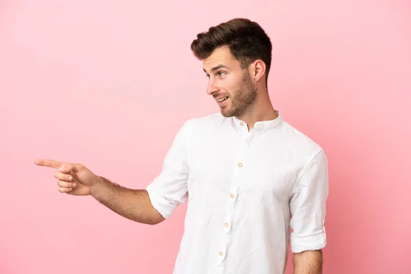 Jonge Blanke Knappe Man Geïsoleerd Roze Achtergrond Wijzend Vinger Naar — Stockfoto