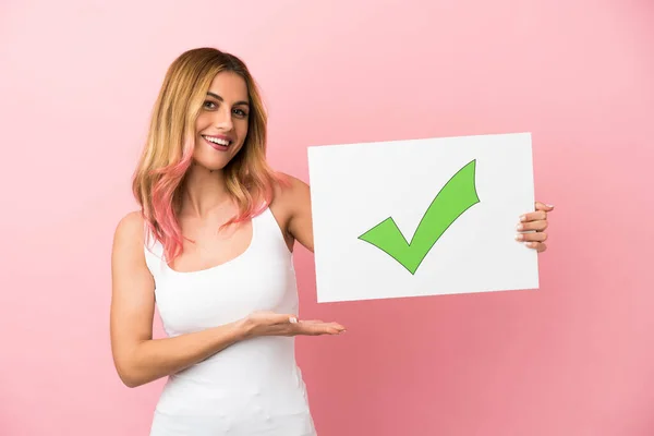 Jonge Vrouw Geïsoleerde Roze Achtergrond Met Een Bordje Met Tekst — Stockfoto