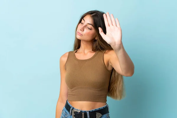 Joven Mujer Caucásica Aislada Sobre Fondo Azul Haciendo Stop Gesture —  Fotos de Stock