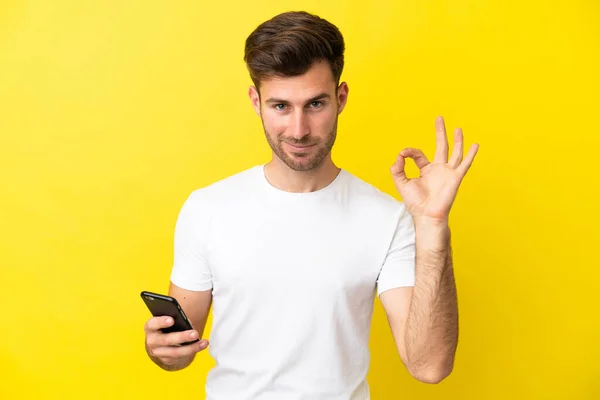 Joven Caucásico Guapo Hombre Aislado Amarillo Fondo Usando Teléfono Móvil —  Fotos de Stock