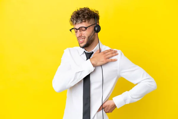 Telemarketer Blonde Mann Arbeitet Mit Einem Headset Isoliert Auf Gelbem — Stockfoto