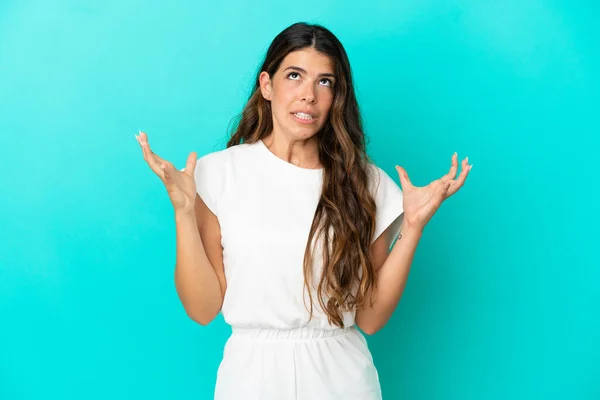 Jeune Femme Caucasienne Isolée Sur Fond Bleu Stressée Dépassée — Photo