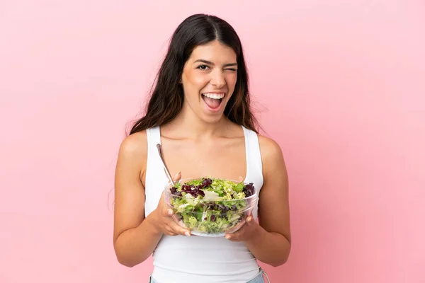 Giovane Donna Caucasica Isolata Sfondo Rosa Con Una Ciotola Insalata — Foto Stock