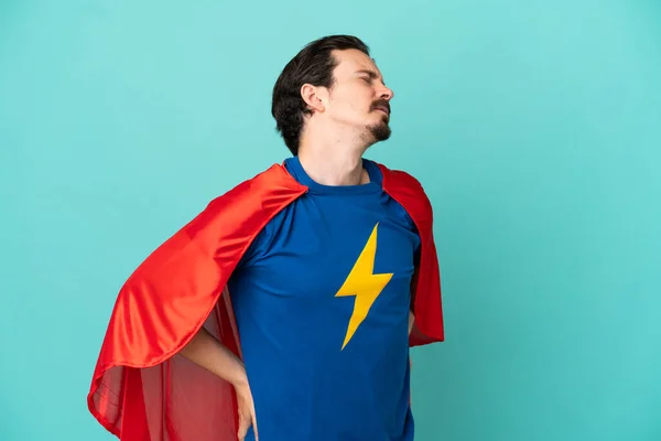 Super Héroe Caucásico Hombre Aislado Sobre Fondo Azul Que Sufre — Foto de Stock