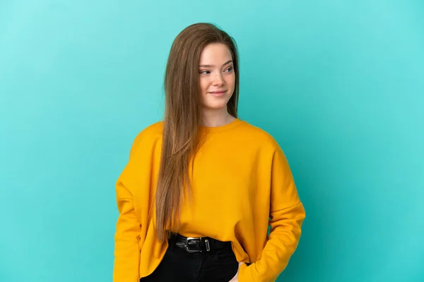 Adolescente Menina Sobre Isolado Fundo Azul Ter Dúvidas Olhar Lado — Fotografia de Stock