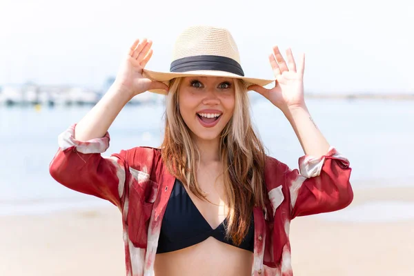 Junge Hübsche Frau Sommerurlaub Strand Mit Überraschendem Gesichtsausdruck — Stockfoto