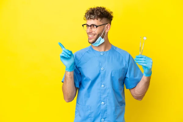 Dentista Loira Homem Segurando Ferramentas Isoladas Fundo Com Intenção Realizar — Fotografia de Stock