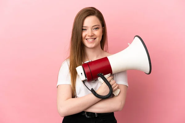 Adolescente Chica Sobre Aislado Rosa Fondo Sosteniendo Megáfono Sonriendo —  Fotos de Stock