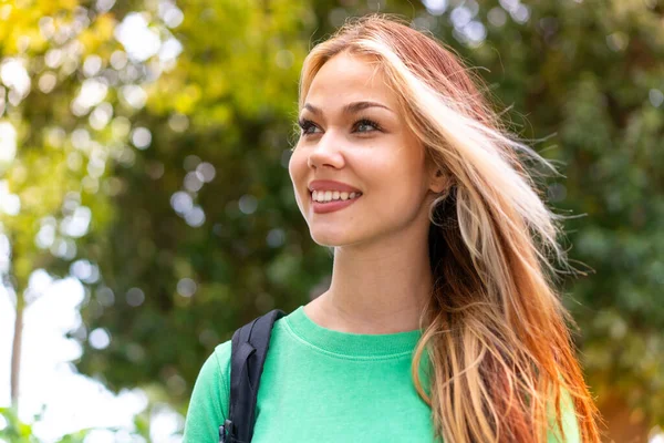 Ung Student Kvinna Utomhus Med Glada Uttryck — Stockfoto