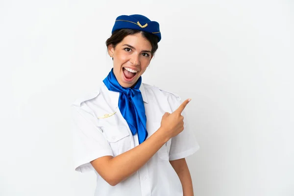 Vliegtuig Stewardess Kaukasische Vrouw Geïsoleerd Witte Achtergrond Verrast Wijzen Kant — Stockfoto