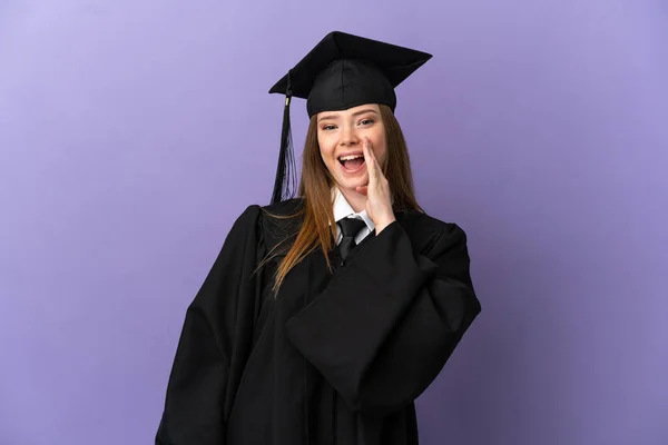 Joven Graduado Universitario Sobre Fondo Púrpura Aislado Gritando Con Boca — Foto de Stock