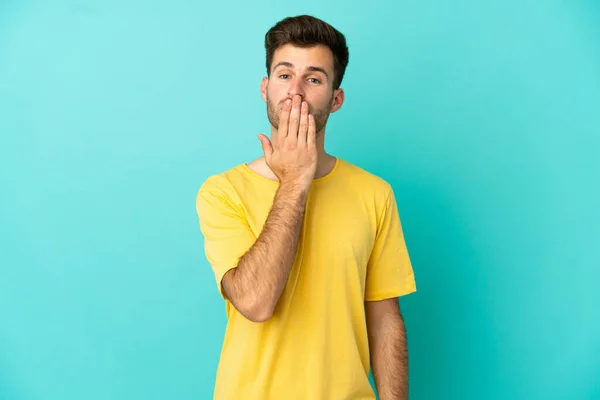 Joven Caucásico Guapo Hombre Aislado Sobre Fondo Azul Cubriendo Boca — Foto de Stock