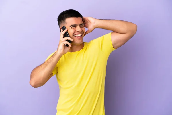 Joven Hombre Guapo Usando Teléfono Móvil Sobre Fondo Púrpura Aislado —  Fotos de Stock