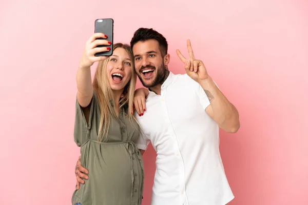 Těhotná Žena Muž Přes Izolované Růžové Pozadí Dělat Selfie Mobilním — Stock fotografie