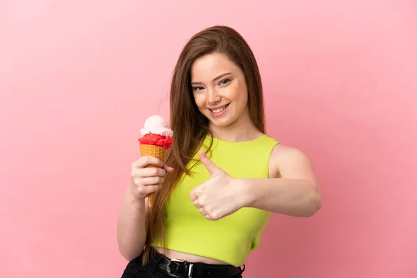 Tiener Meisje Met Een Cornet Ijs Geïsoleerde Roze Achtergrond Met — Stockfoto