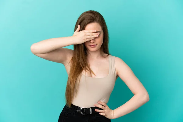 Teenager Mädchen Über Isoliertem Blauem Hintergrund Das Die Augen Mit — Stockfoto