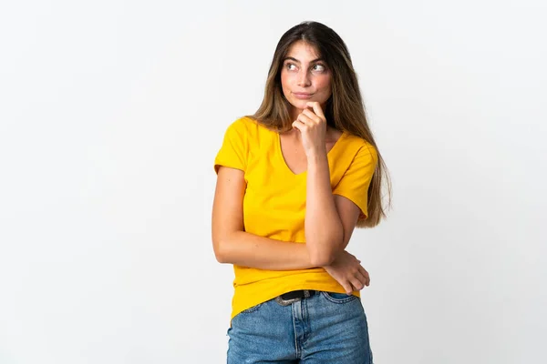 Jonge Kaukasische Vrouw Geïsoleerd Witte Achtergrond Zoek Omhoog — Stockfoto