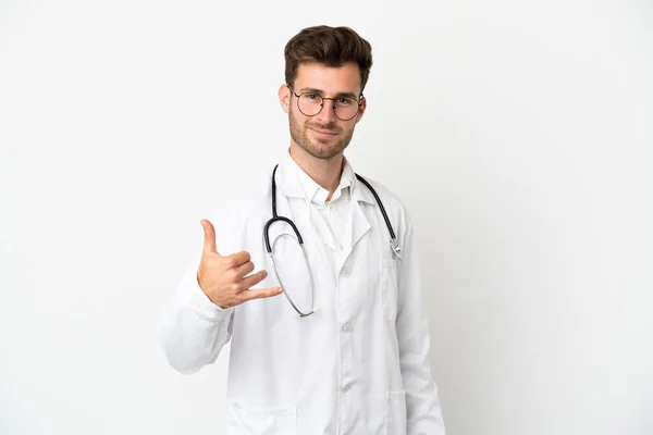 Joven Doctor Caucásico Hombre Sobre Aislado Fondo Blanco Usando Una —  Fotos de Stock