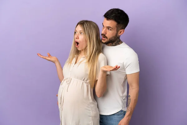 Jovem Casal Grávida Fazendo Gesto Surpresa — Fotografia de Stock