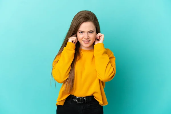 Adolescente Menina Sobre Isolado Fundo Azul Frustrado Cobrindo Orelhas — Fotografia de Stock