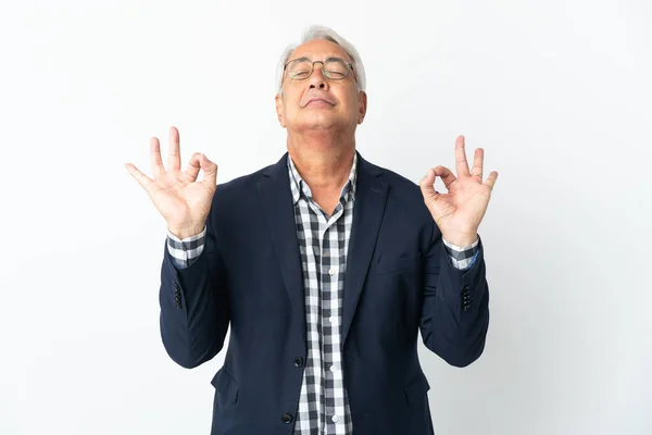 Homem Brasileiro Meia Idade Isolado Fundo Branco Pose Zen — Fotografia de Stock