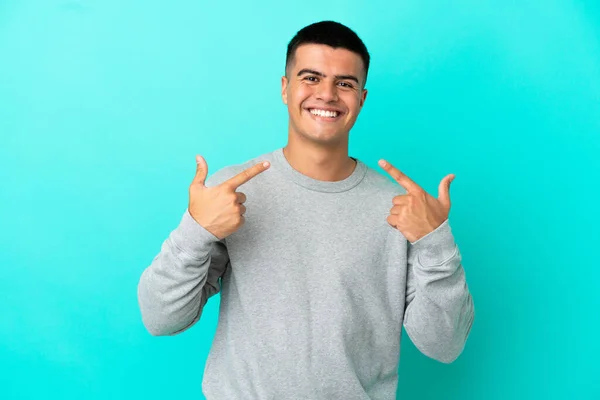 Jonge Knappe Man Geïsoleerde Blauwe Achtergrond Geven Een Duim Omhoog — Stockfoto