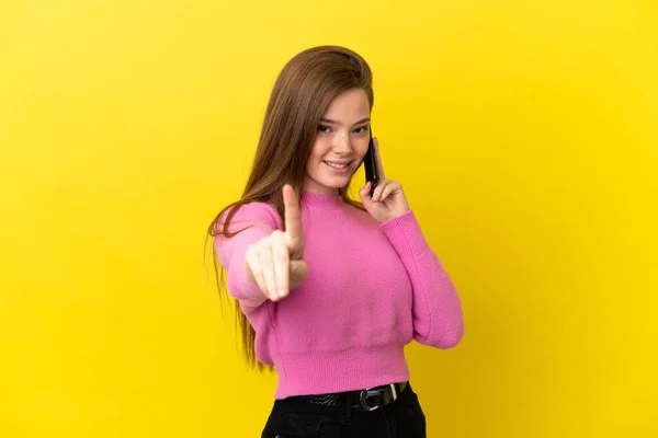 Adolescente Chica Usando Teléfono Móvil Sobre Aislado Amarillo Fondo Mostrando —  Fotos de Stock