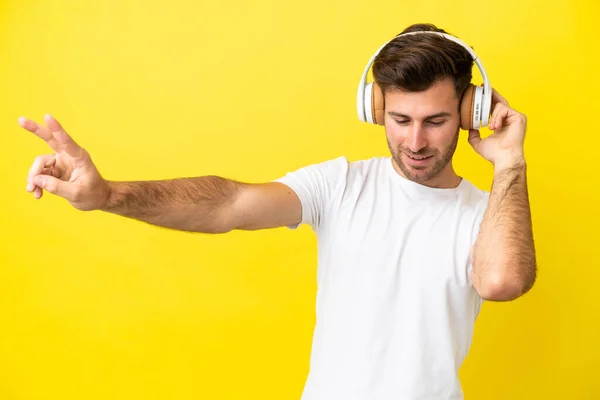 Jonge Blanke Knappe Man Geïsoleerd Gele Achtergrond Luisteren Muziek Zingen — Stockfoto