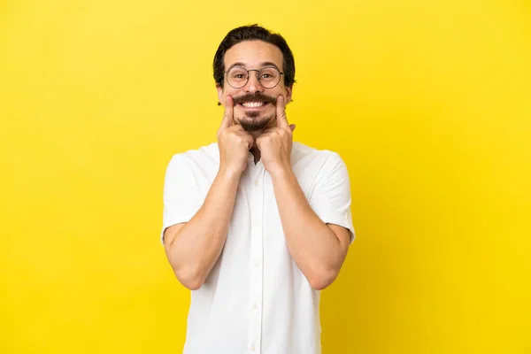 Νεαρός Καυκάσιος Άνδρας Απομονωμένος Κίτρινο Φόντο Χαμογελώντας Μια Χαρούμενη Και — Φωτογραφία Αρχείου