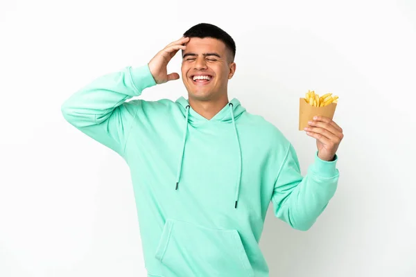 Jonge Knappe Man Met Gebakken Chips Geïsoleerde Witte Achtergrond Glimlachen — Stockfoto