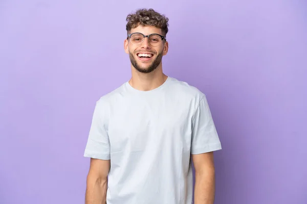 Levering Kaukasische Man Geïsoleerd Paarse Achtergrond Lachen — Stockfoto