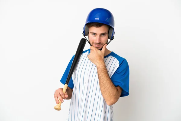배경에서 고립된 야구를 코카서스 행복하고 미소짓고 있습니다 — 스톡 사진