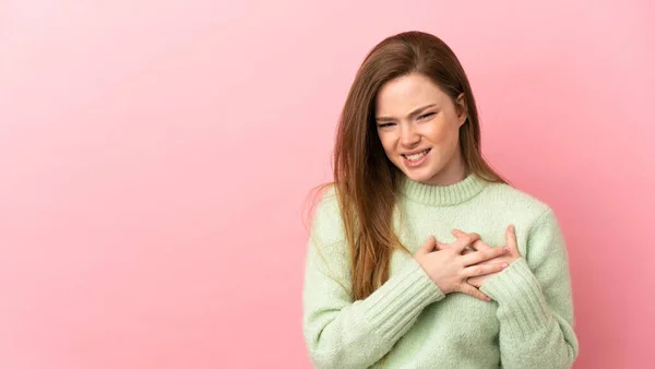 Ragazza Adolescente Sfondo Rosa Isolato Con Dolore Cuore — Foto Stock