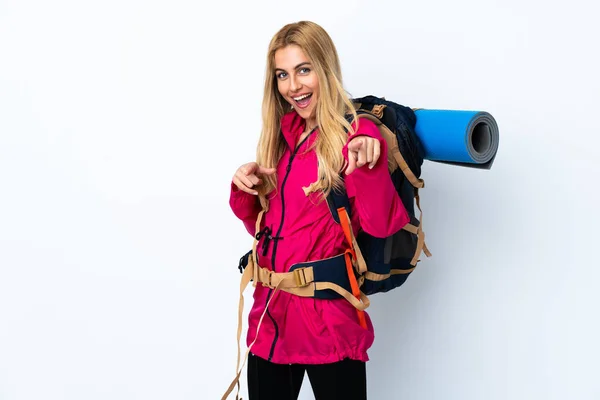 Mujer Joven Montañista Con Una Gran Mochila Sobre Fondo Blanco —  Fotos de Stock