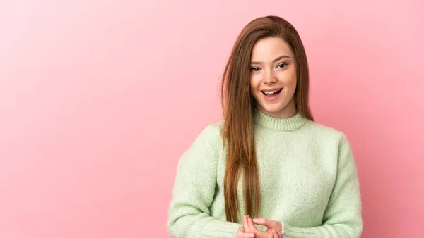 Ragazza Adolescente Isolato Sfondo Rosa Ridere — Foto Stock