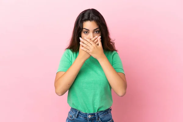 Young Caucasian Woman Isolated Pink Background Covering Mouth Hands — Stock Photo, Image