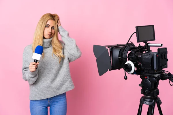 Femme Journaliste Tenant Microphone Rapportant Des Nouvelles Sur Fond Rose — Photo