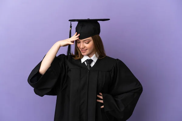 Joven Graduado Universitario Sobre Fondo Púrpura Aislado Riendo — Foto de Stock