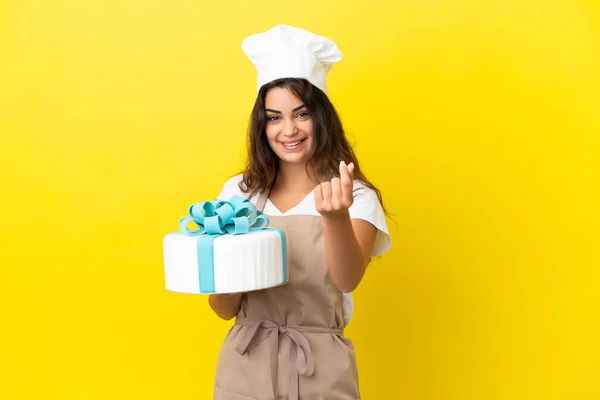 Jeune Chef Pâtissier Caucasien Femme Avec Gros Gâteau Isolé Sur — Photo