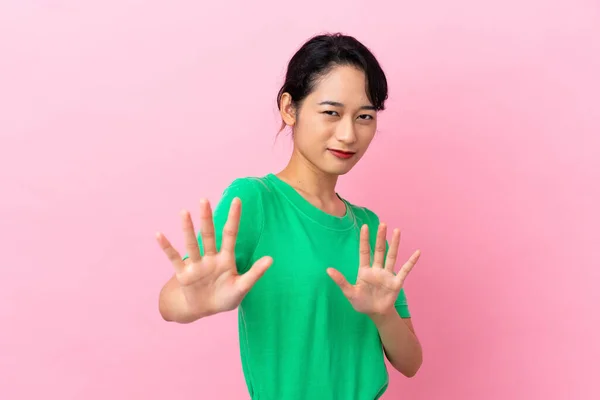 Giovane Donna Vietnamita Isolato Sfondo Rosa Nervoso Allungamento Delle Mani — Foto Stock