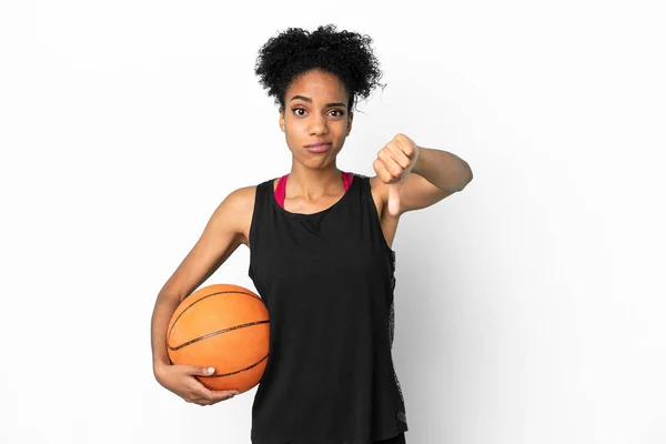 年轻的篮球运动员 拉丁裔女子 在白人背景下被隔离 带着负面的表情垂下大拇指 — 图库照片