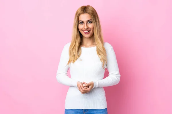 Giovane Donna Bionda Uruguaiana Isolato Sfondo Rosa Ridere — Foto Stock