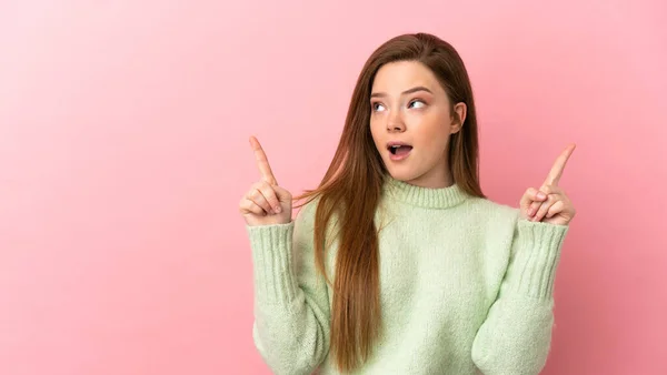 Adolescente Chica Sobre Aislado Rosa Fondo Sorprendido Apuntando Hacia Arriba — Foto de Stock