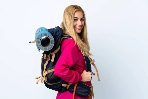 Junge Bergsteigerin Mit Großem Rucksack Vor Isoliertem Weißen Hintergrund — Stockfoto